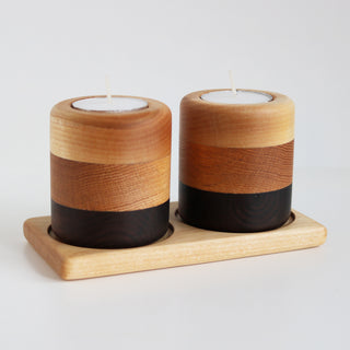 Duo de bougeoirs réversibles en merisier, chêne et noyer avec petites bougies