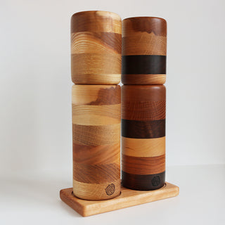 Ensemble de moulins sel et poivre 9 po en bois mixtes avec plateau, vue en angle