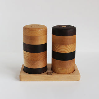 Salière et poivrière en bois avec plateau assorti vues de face
