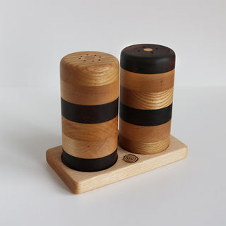 Salière et poivrière en bois avec plateau assorti en merisier