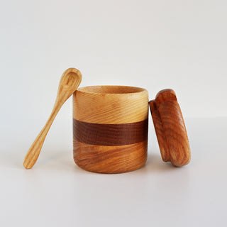 Main de sel en chêne et frêne ouverte avec couvercle et cuillère en bois