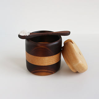Accessoire de cuisine en bois québécois – main de sel élégante et durable