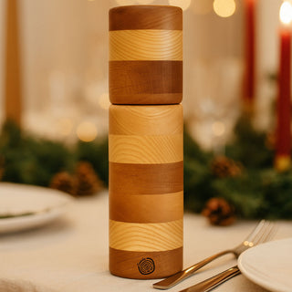 Moulin à poivre en bois 9 po en merisier, chêne et frêne sur une table dressée