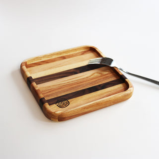 Plateau en bois 7 × 7 po présenté avec une fourchette