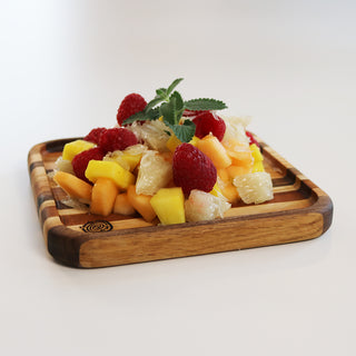 Plateau en bois 7 × 7 po utilisé pour servir une salade de fruits.
