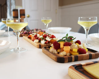 Plateau en bois 7 × 7 po avec salade de fruits sur une table dressée
