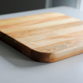 Verso du plateau 10 × 10 po en merisier pouvant servir de planche à découper