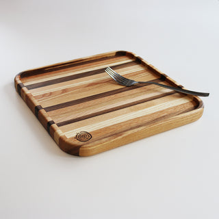 Plateau de présentation en bois 10 × 10 po avec une fourchette.