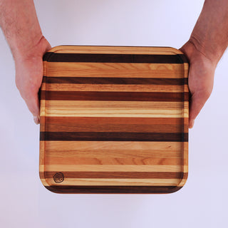 Vue de dessus du plateau de présentation en bois 10 × 10 po tenu dans les mains