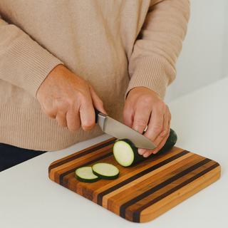 Plateau réversible en bois 10 × 10 po utilisé comme planche à découper
